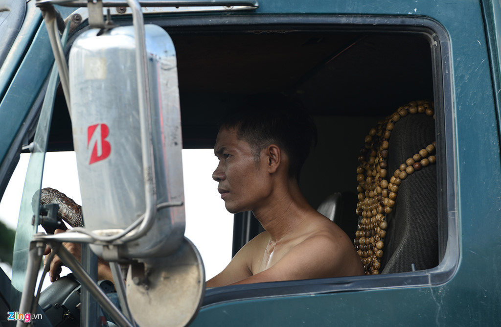 Xe cộ đặc kín trên xa lộ Hà Nội ngày cuối năm